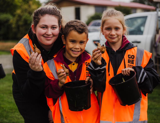 Southland Kiwi Can Students Daffodil Planting